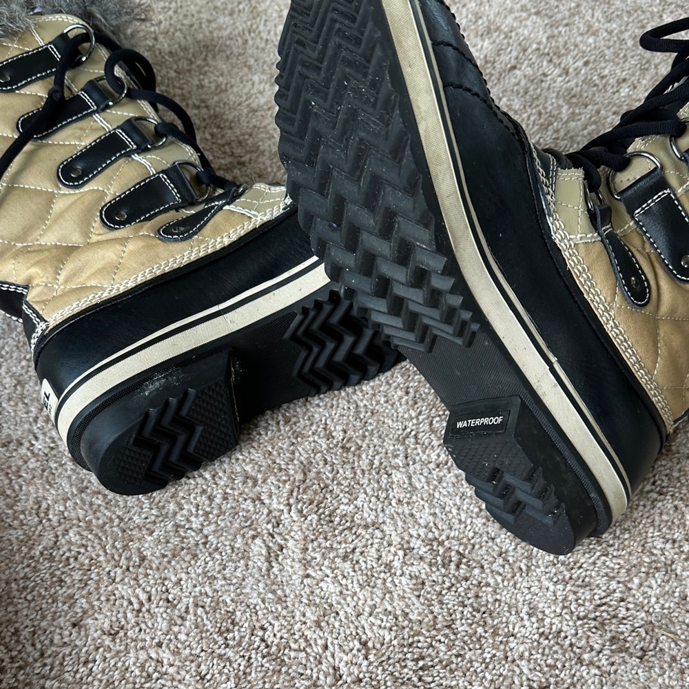 Sorel Quilted Tan and Black Fur-Trim Boots-size 8.5 - Picture 5 of 5